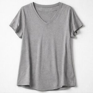 140 Torrid 2 2X Gray V-Neck Short Sleeve Tee Shirt